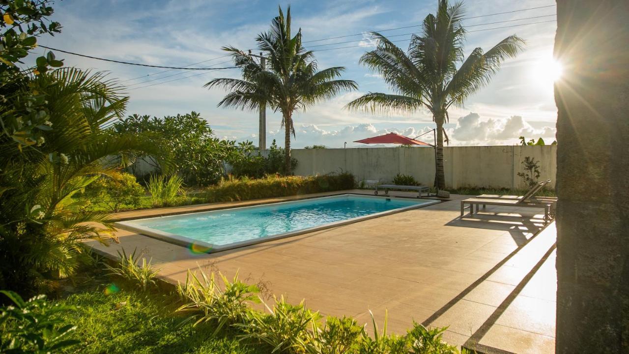 Villa Angelou - Sunlit Beach Getaway With Pool And Wifi Belle Mare Exterior photo