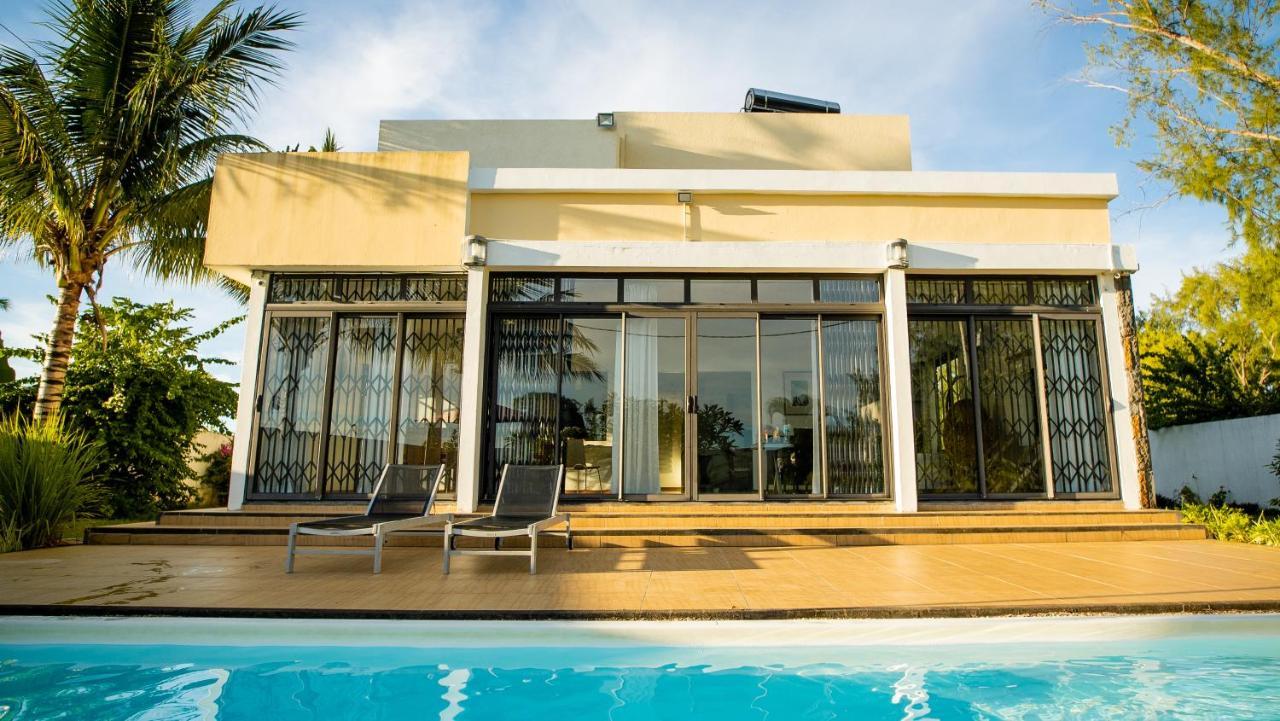 Villa Angelou - Sunlit Beach Getaway With Pool And Wifi Belle Mare Exterior photo