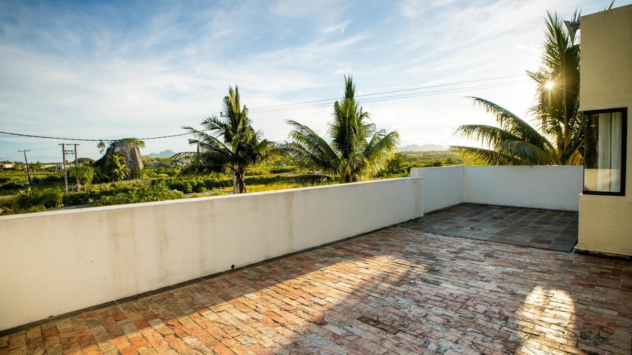 Villa Angelou - Sunlit Beach Getaway With Pool And Wifi Belle Mare Exterior photo