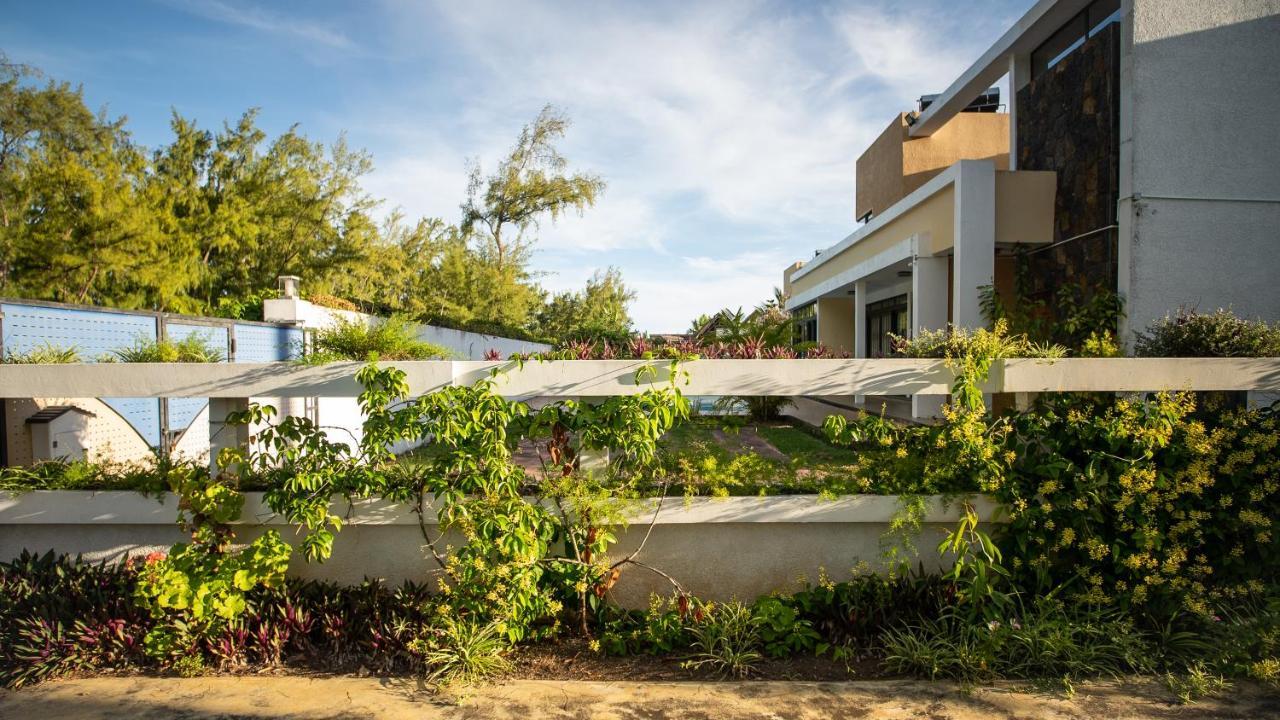 Villa Angelou - Sunlit Beach Getaway With Pool And Wifi Belle Mare Exterior photo